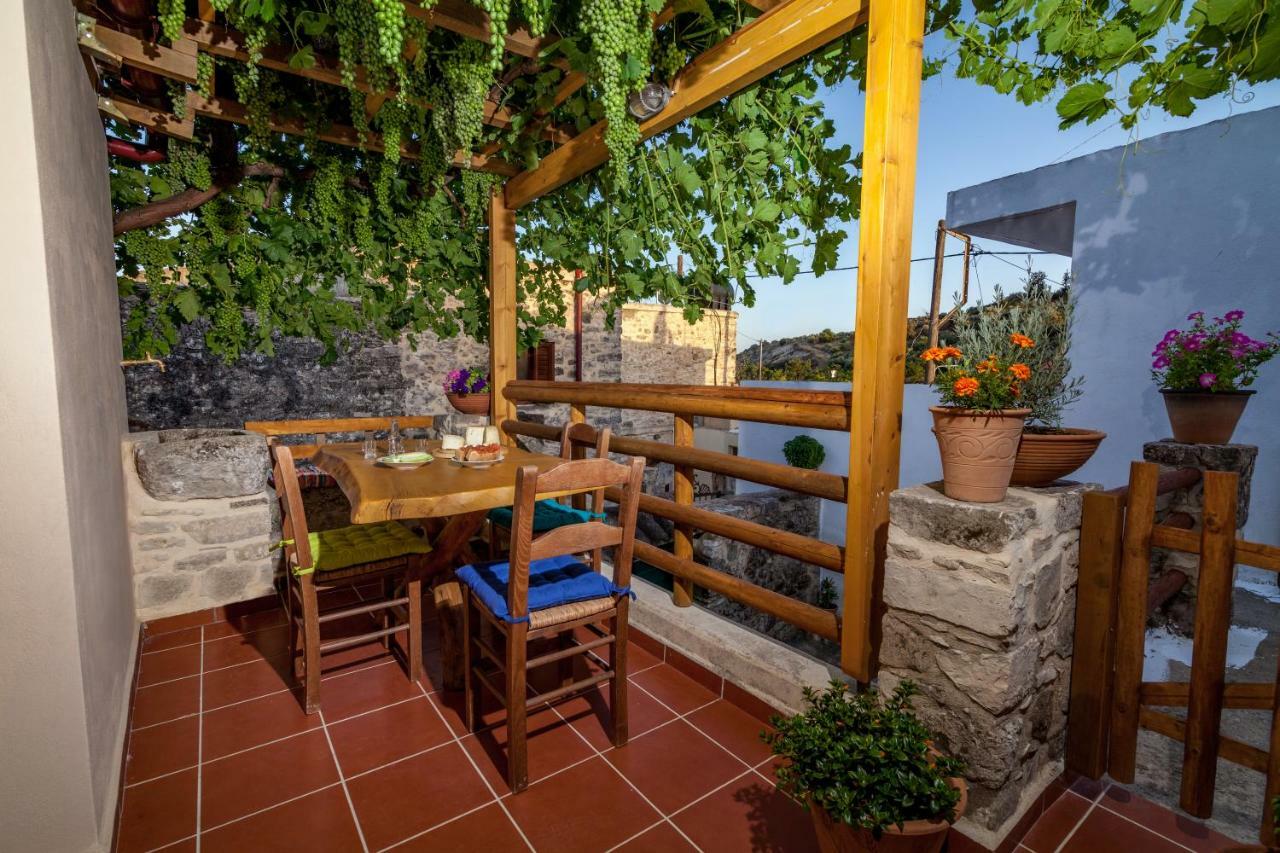 Aristidis'S Plouti Moires Guest House Exterior photo