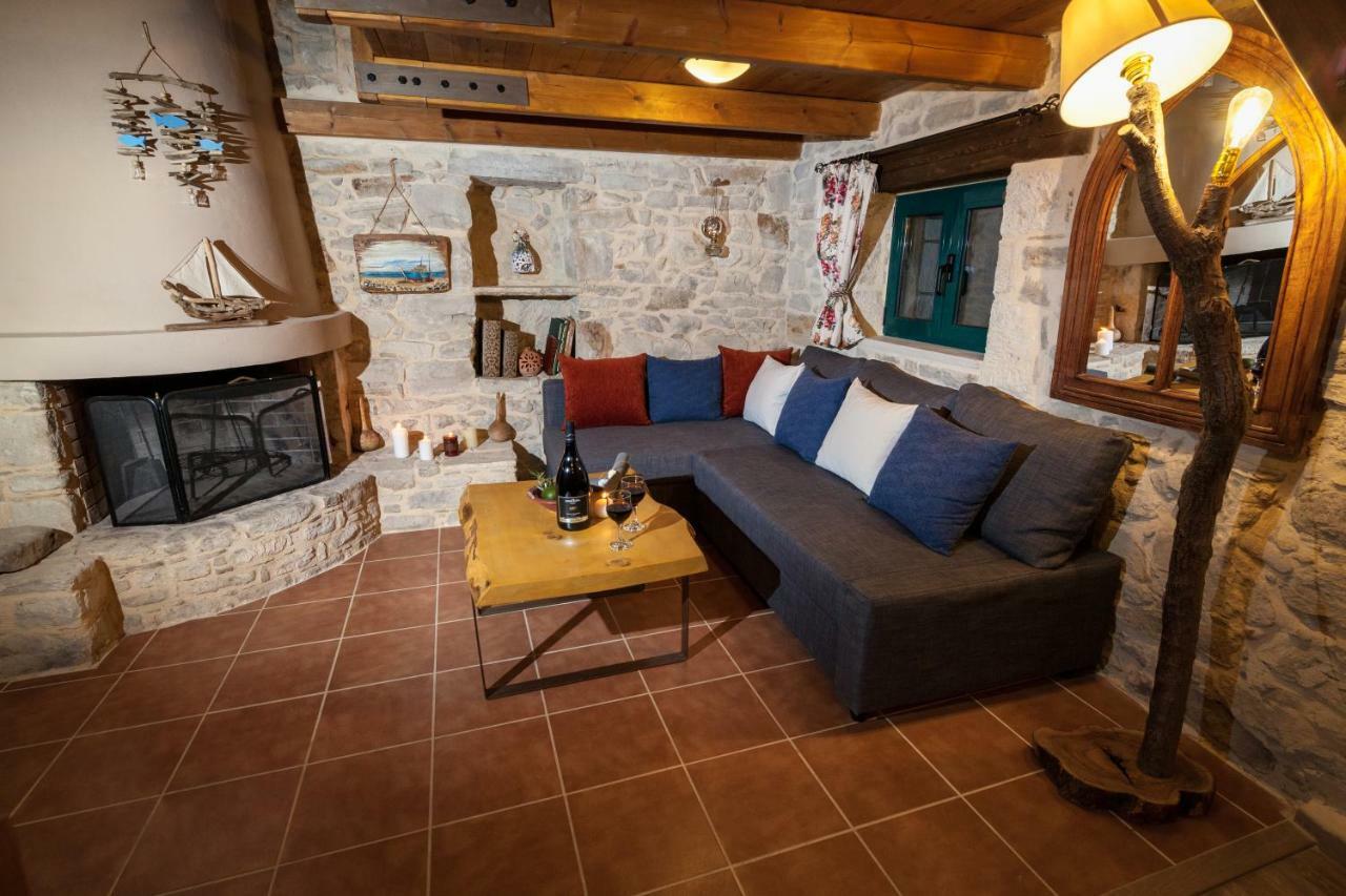 Aristidis'S Plouti Moires Guest House Exterior photo